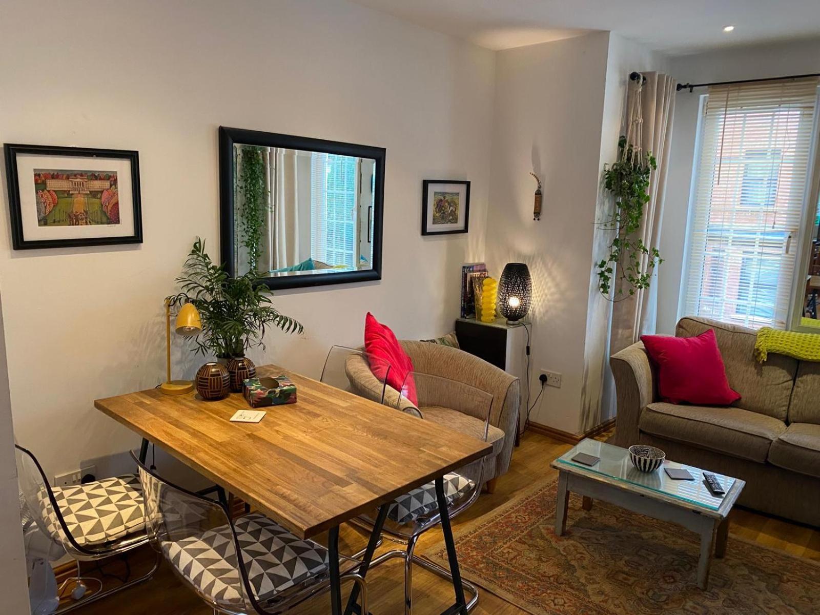 True Colours Apartment In Central Location บังกอร์ ภายนอก รูปภาพ