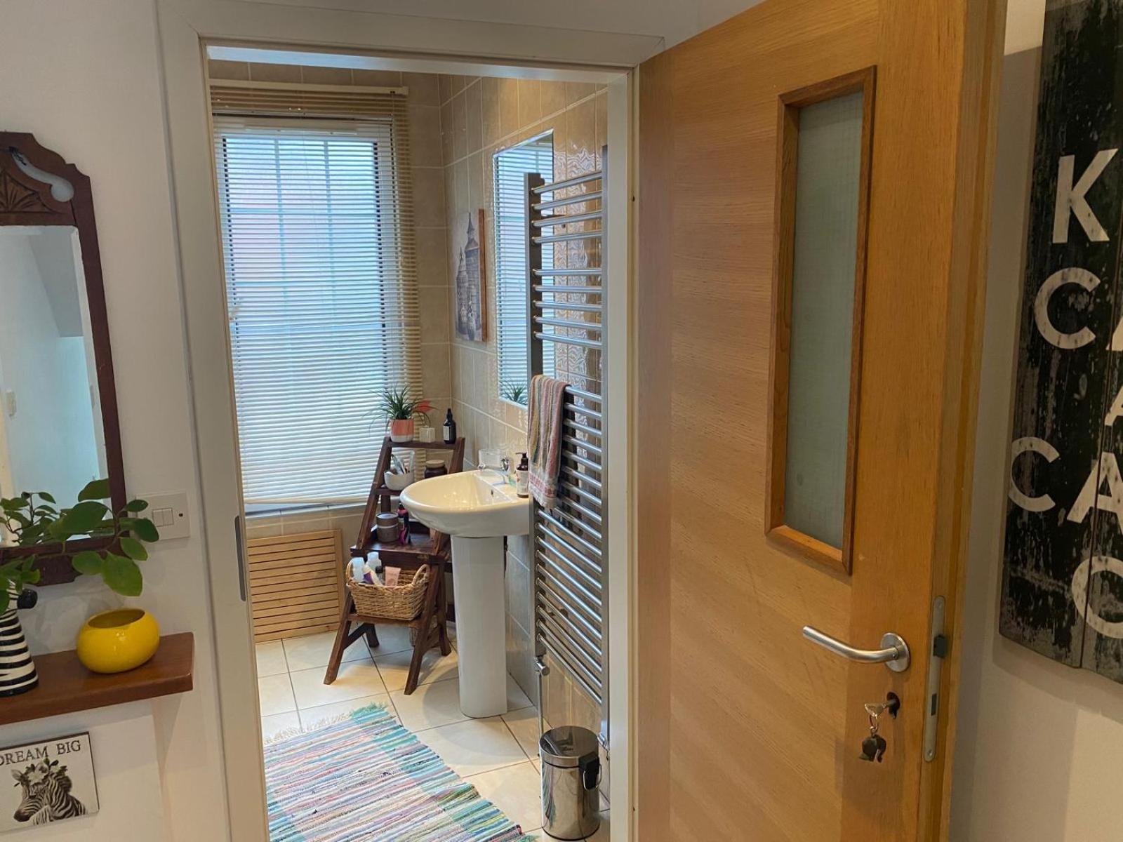 True Colours Apartment In Central Location บังกอร์ ภายนอก รูปภาพ